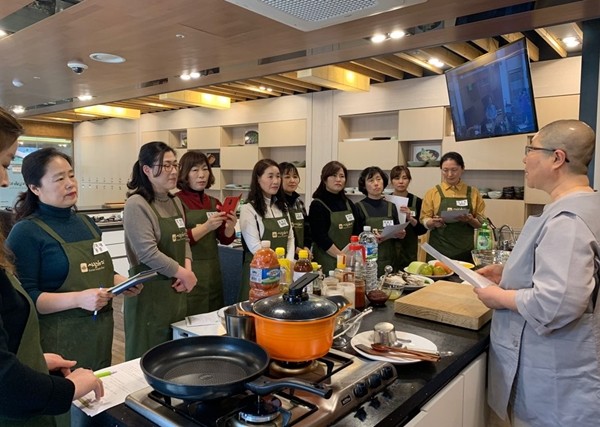 세계사이버대학이 ‘건강 디자이너’ 육성에 적극 나섰다. 3월 사찰음식 특강에 이어 6월에는 홈바리스타 특강을 진행한다.