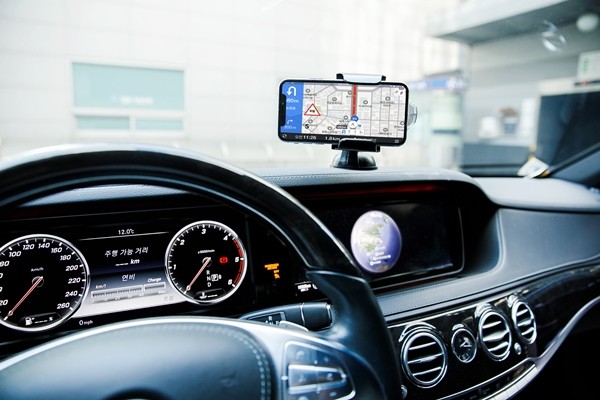 휴대폰 자동 거치, 고속 무선 충전 가능한 '픽스 모션 차량용 핸드폰 거치대' 신규 출시 - 전자신문