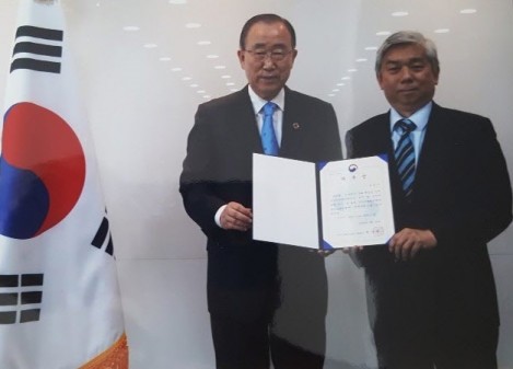 경희사이버대학교 NGO사회혁신학과 임정근 교수가 국가기후환경회의 홍보소통위원회 전문위원으로 위촉된 후 기념 사진을 촬영하고 있다. 사진=경희사이버대학교. 
 