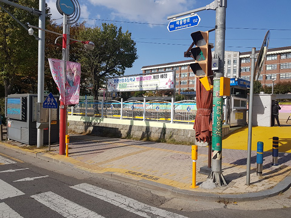 인천시 중구청, 보행 중 휴대폰 미사용 시범거리에 보행신호 음성안내 보조 장치 설치