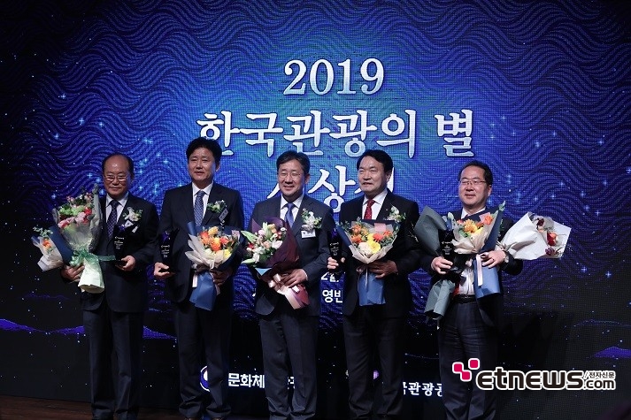 10일(화) 오후 3시 서울 장충동 신라호텔 영빈관 토파즈홀에서 열린 ‘2019 한국관광의 별' 시상식에서 류한우 단양군수(왼쪽부터), 박태완 울산 중구청장, 정종순 장흥군수, 허석 순천시장이 본상을 수상한 뒤 포즈를 취하고 있다.  / 사진 = 성란