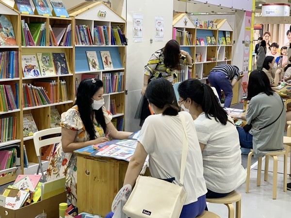 [온페어-유교전] 도서출판 아람, 유아교육전에서 첫 대화 그림책 '우리아람이' 소개