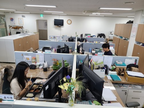 한국국토정보공사 서울지역본부 직원이 사무실에서 식사하고 있다. (사진제공=한국국토정보공사)