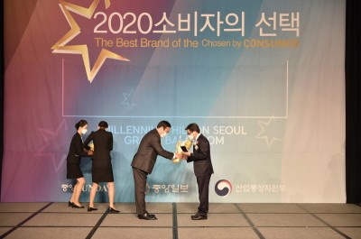 서울디지털대학교 안병수 학생처장(우)이 ‘2020 소비자의 선택’에서 6년 연속 사이버대학 부문 대상을 수상하고 있다. 사진=서울디지털대학교. 
 
  