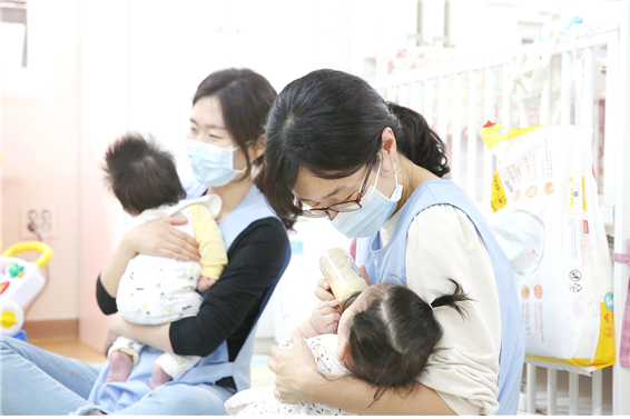 한국국토정보공사 직원들이 동방사회복지회 입양대기아동 돌보기(워킹맘&대디 봉사단) 봉사활동을 진행하고 있다.