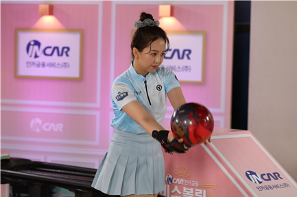 '인카금융 미스볼링' 대결중인 김슬기 아나운서. (사진=인카금융서비스 제공)
