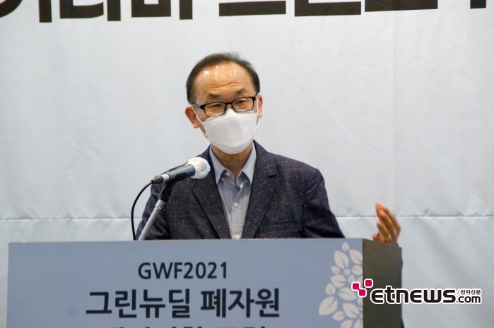 18일 서울 전경련 회관 다이아몬드홀에서는 'GWF2021 그린뉴딜 폐자원 에너지포럼 및 키나바 프렌즈 1기 시상식이 열렸다. 최강일 키나바 대표이사가 주제발표를 진행하고 있다. 