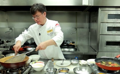 여경래 쉐프가 현장에서 직접 요리 수업을 진행하고 있다. 사진=서울디지털대학교. 