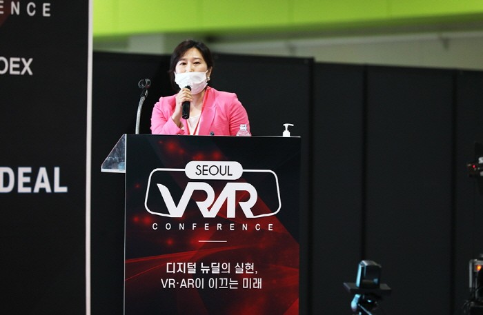 서울 VRAR컨퍼런스 2021에서 이경주 대표가 연설을 하고 있다