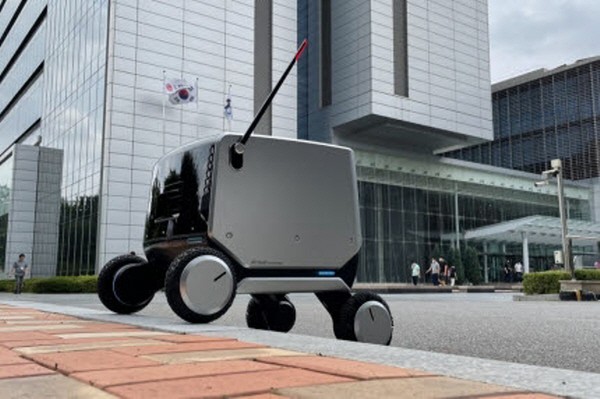 'Self-driving Delivery Robot' Caught by Regulations... Concerns Falling ...