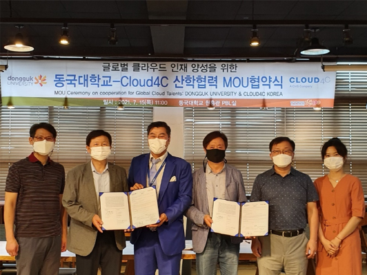 동국대학교-Cloud4C 산학협력 MOU 체결식에서 관계자들이 기념 촬영하고 있다. 사진은 (왼쪽부터) 동국대학교 오제민 공과대학 부학장, 홍성조 공과대학장, 서피터 클라우드포씨 지사장, 김양우 정보통신공학과 교수, 심재성 부교수, 남솔아 클라우드포씨 과장.
 