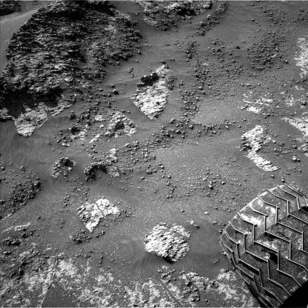큐리오시티가 3188솔(SOL: 화성의 하루 단위)에 촬영한 사진. 우측 하단에 로버의 바퀴가 보인다. 사진=NASA/JPL-Caltech