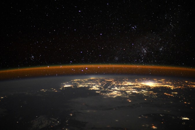 “도시의 불빛과 별들의 싸움”…ESA 우주정거장이 포착한 지구