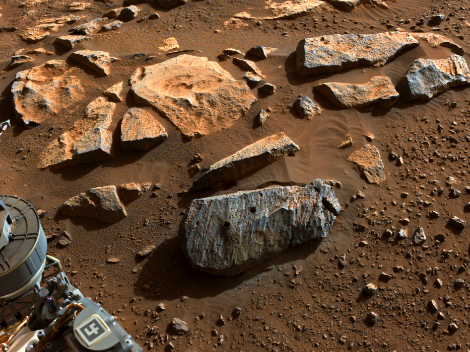 ’로셰트(Rochette)’라고 명명된 퍼시비어런스 시료 추출 바위. 왼쪽 구멍은 첫 번째 시료를, 오른쪽 구멍은 두 번째 시료를 추출했다. 사진= NASA/JPL-Caltech