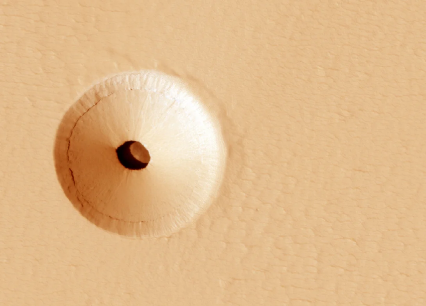 구멍 아래 동굴이 있을 것으로 추측되는 화성 분화구. 사진=NASA/JPL/UArizona