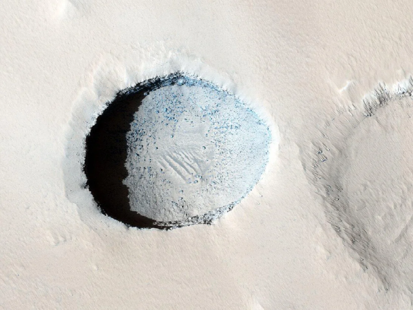 안쪽이 돌로 구성된 구덩이. 사진=NASA/JPL/UArizona