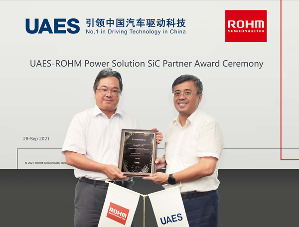 인증서 수여식_UAES 부총리 Guo Xiaolu (우) & ROHM Semiconductor (Shanghai) Co., Ltd. 이사장 Raita Fujimura (좌)