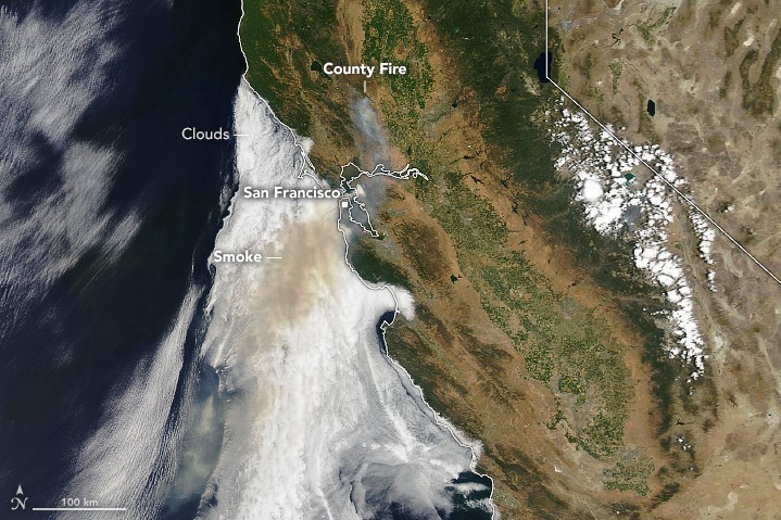 2018년 나사 아쿠아 위성에 포착된 캘리포니아 북부 카운티 산불. 화재로 인한 연기가 관측됐다. 사진=NASA