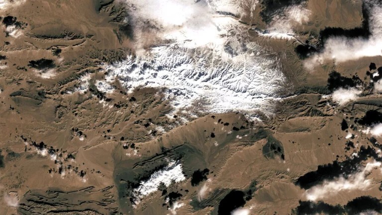 2016년 랜드샛 8호 위성이 촬영한 사하라 사막 가장자리. 40년 만에 첫눈이 내렸다. 사진=USGS/NASA