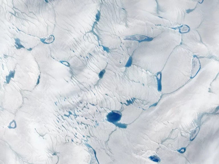 2018년 랜드샛 8호 위성이 관측한 그린란드 얼음. 눈 사이 푸른점은 얼음이 녹으며 형성된 연못이다. 사진=NASA