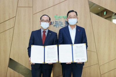 원광디지털대학교 정윤 광주캠퍼스장(좌)와 명현관 해남군수가 기념 사진을 촬영하고 있다. 사진=원광디지털대. 