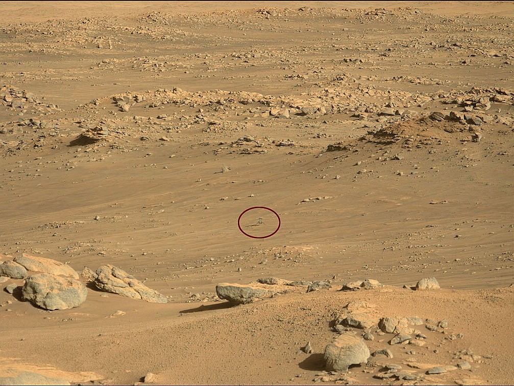 화성 예제로 분화구 '사우스 세이타' 지역을 탐사 중인 소형 헬리콥터 '인제뉴어티'. 사진은 로버 '퍼서비어런스'가 지난 1일 촬영했다. 사진=NASA/JPL-Caltech/ASU/MSSS
