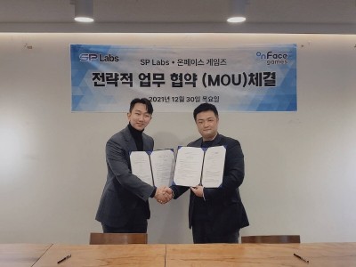 SPLabs Korea 에릭리 대표(좌)와 온페이스게임즈 김민석 대표가 기념 사진을 촬영하고 있다. 사진=SPLabs.