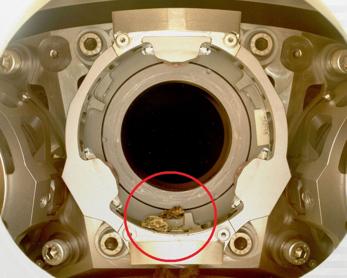 미국 항공우주국(NASA) 화성 탐사 로버 '퍼서비어런스' 본체에 끼인 돌조각. 사진은 지난 7일 촬영됐다. 사진= NASA/JPL-Caltech/MSSS