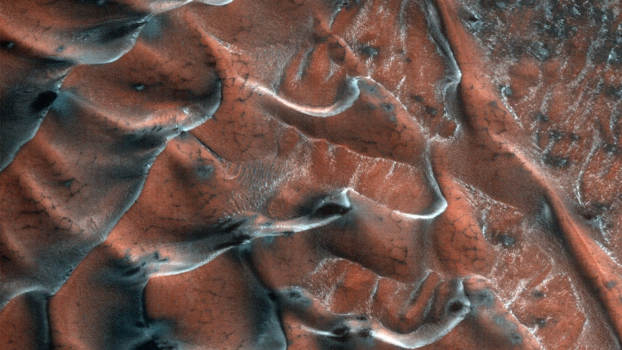 화성 북쪽 평야에 있는 모래 언덕에 서리가 내린 모습. 사진=NASA/JPL-Caltech/University of Arizona