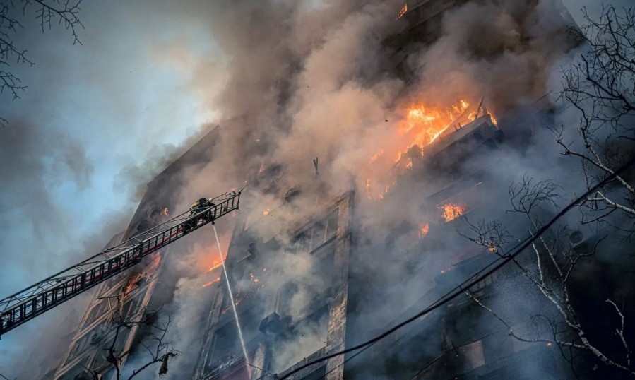우크라이나 민간인 거주 시설이 러시아군의 폭격에 의해 불타는 모습. 사진=미하일로 페도로프 우크라이나 부총리 겸 디지털 혁신부장관 트위터