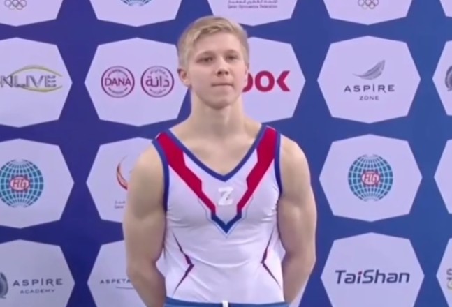 유니폼에 'Z' 표시를 하고 시상대에 선 러시아 체조 선수 이반 쿨리악(20). 사진=트위터