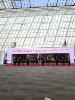 라온피플 이석중 사장(왼쪽 첫 번째)이 2022 스마트팩토리 자동화산업전 개막 테이프 커팅식에 참가했다. 사진=라온피플.  