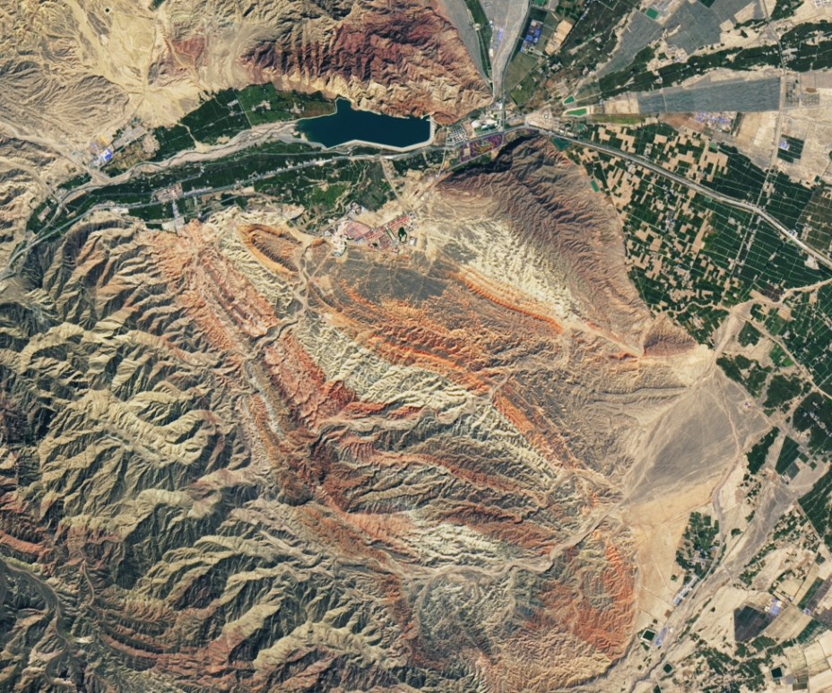 중국 간쑤성 장예시 국립공원의 붉은 바위. 사진=NASA Earth Observatory