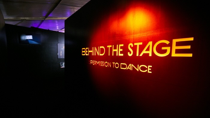 사진전 ‘BEHIND THE STAGE _ PERMISSION TO DANCE’의 모습. (사진=하이브(HYBE) 제공)