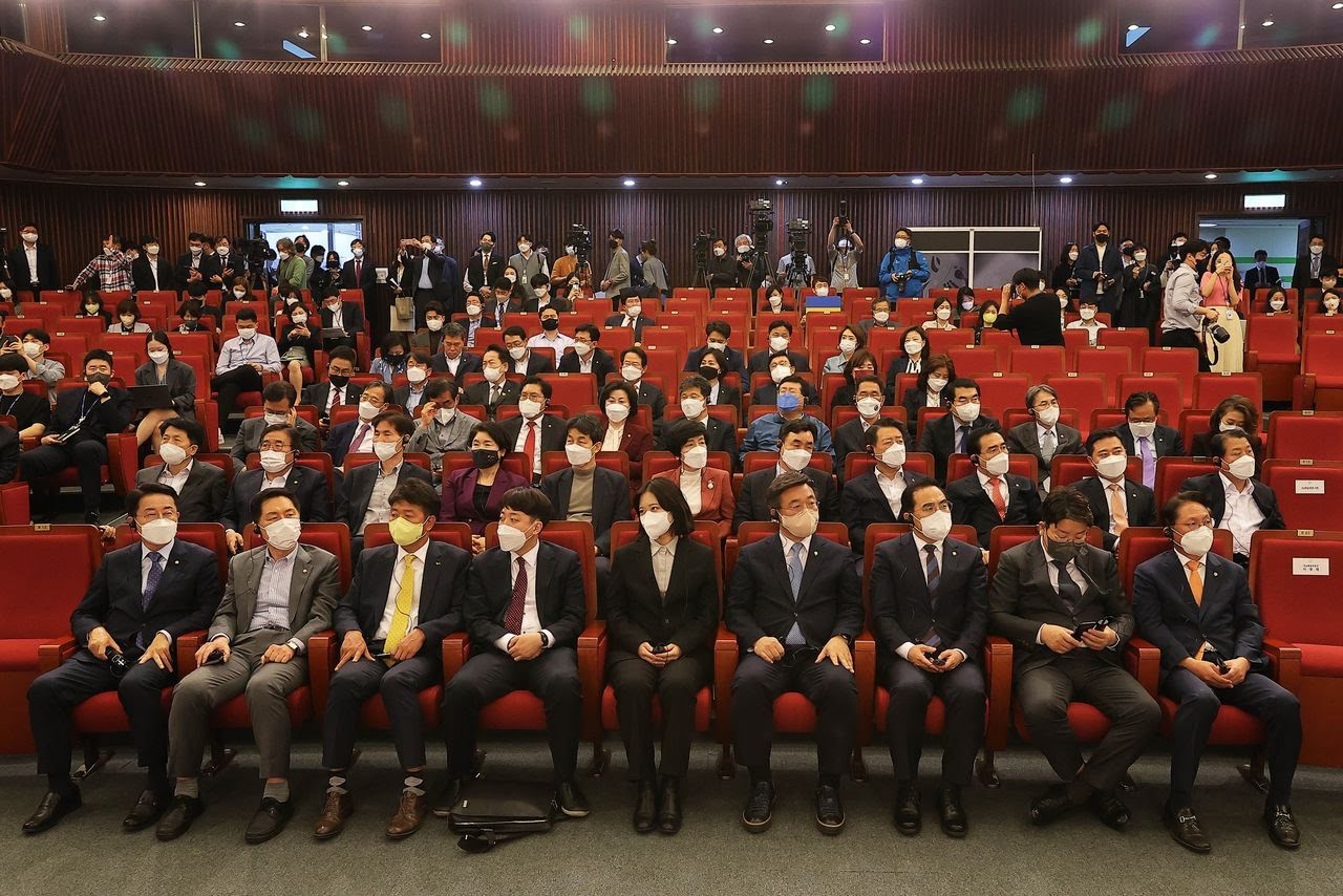 아르티옴 루킨 러시아 극동연방대학교 국제관계학 교수가 볼로디미르 젤렌스키 우크라이나 대통령의 화상 연설 진행 당시 한국 국회 사진을 리트윗했다. 그는 “아시아가 우크라이나에 관심이 없다는 신호”라며 “일본은 예외”라고 말했다. 사진=트위터 캡처