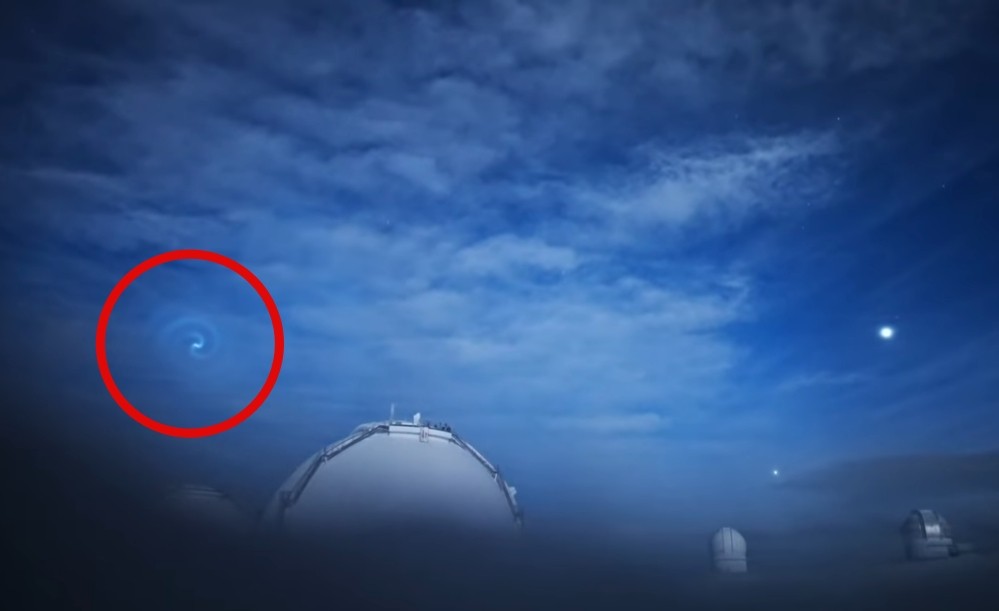 지구 대기에 부딪히며 연소되고 있는 스페이스X 팰컨9 2단 로켓. 사진=스바루 망원경