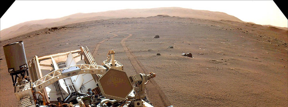로버 퍼서비어런스가 화성 탐사 임무 381솔(sol·화성의 하루 단위)인 지난 3월 17일 자신의 바큇자국을 돌아보고 있다. 사진=NASA/JPL-Caltech