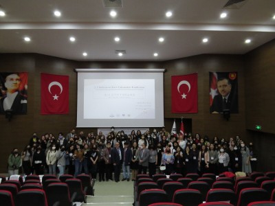 서울디지털대 교양과정 이희철 교수가 터키 에르지예스대학에서 개최한 한국학국제학술대회에 참석해 논문발표 후 기념사진을 촬영하고 있다. 사진=서울디지털대학교. 