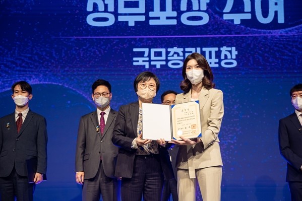안은희 화이트스캔 대표(오른쪽)가 김현 방송통신위원회 상임위원으로부터 국무총리 표창을 받고 있다. 사진=화이트스캔