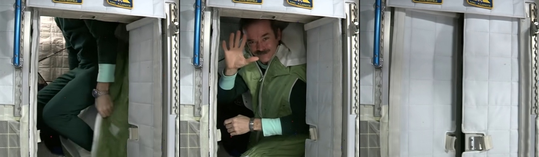 크리스 해드필드 전 캐나다우주국 소속 우주인이 침낭에 몸을 고정한 모습. 사진=캐나다우주국(CSA)