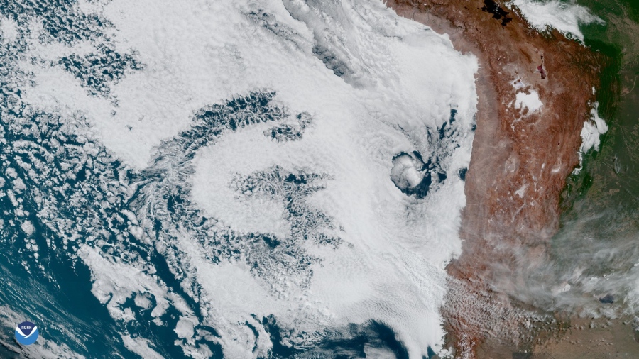 GOES-16 위성이 지난 7일 칠레 연안을 촬영한 모습. 구름이 ‘Go’라는 단어처럼 형성됐다. 사진=미국 국립해양대기청(NOAA)
