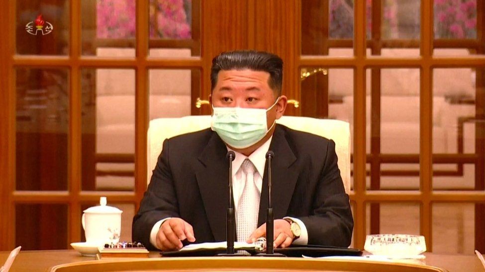 코로나19 대유행으로 마스크를 쓰고 등장한 김정은 북한 국무위원장. 사진=조선중앙통신