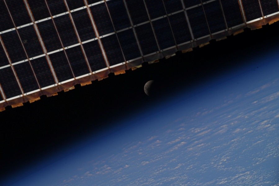 국제우주정거장(ISS)에서 촬영한 월식. 사진=유럽우주국(ESA)