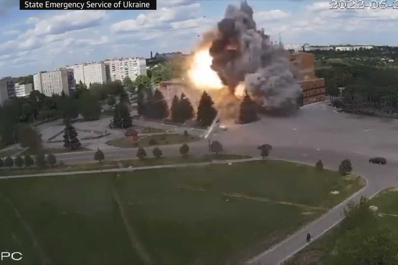 20일(현지시간) 우크라이나 제2의 도시 하르키우 중심지 건물이 러시아군의 포격을 받고 있다. 가디언 유튜브 캡처.