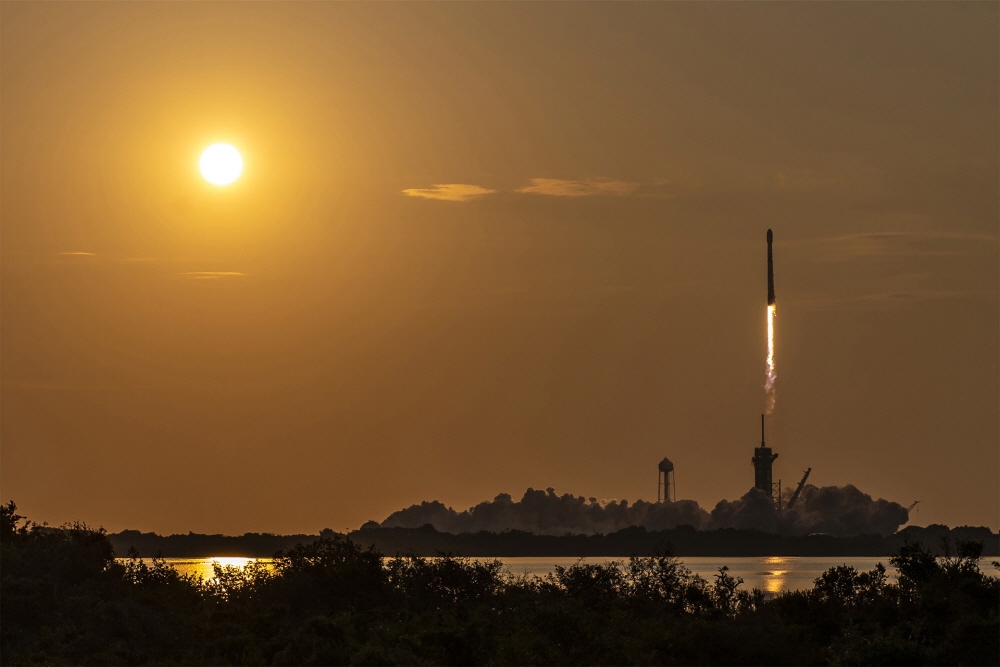 5월 18일(현지시간) 일출 무렵 발사된 스페이스X 팰컨9 로켓. 스타링크 위성 53개가 탑재돼 있다. 사진=스페이스X