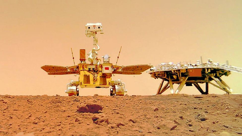 중국의 화성 탐사 로버 '주룽'(왼쪽)이 착륙 플랫폼(오른쪽)과 나란히 있는 모습을 인근에 투척한 원격 카메라를 조작하는 방식으로 촬영한 셀카 사진=CNSA