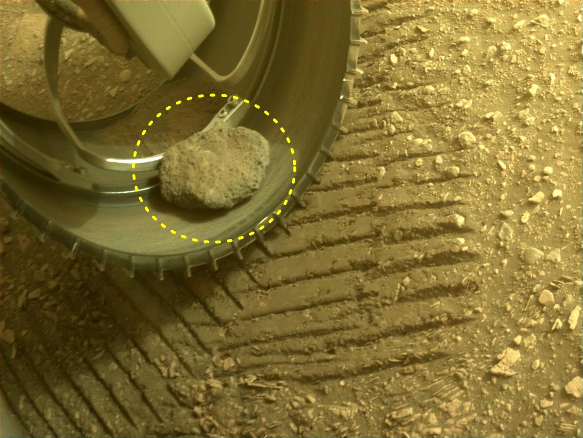 퍼서비어런스 바퀴 위에 올라탄 화성 돌멩이의 최근 모습. 로버 전방에 설치된 해즈캠으로 촬영했다. 사진= NASA/JPL-Caltech