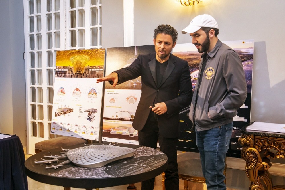 나이브 부켈레 엘살바도르 대통령(오른쪽)이 비트코인 도시 건설에 대해 논의하고 있는 모습. 사진=나이브 부켈레 트위터