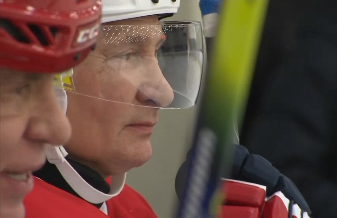 지난해 12월 친선 아이스하키 경기에 참가하고 있는 블라디미르 푸틴 러시아 대통령. The Telegraph 유튜브 캡처