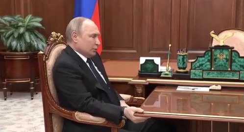 지난 4월 러시아 국방장관과의 회의 자리에서 불편해 보이는 푸틴 대통령. 트위터 캡처